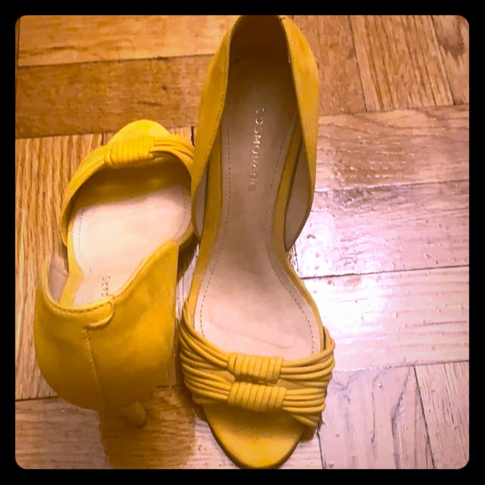 Yellow cosmoparis size 6 pumps